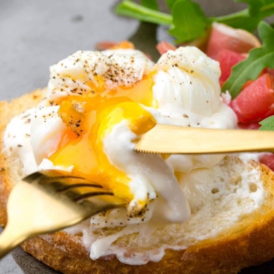 Яйцо пашот с гренкой, сыром и салатом Аморе Пицца Когалым